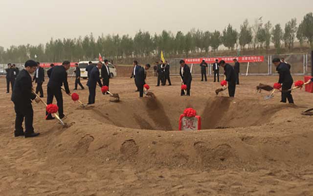 中慶建設(shè)集團(tuán)李洪宇和朝陽市委市政府領(lǐng)導(dǎo)共同奠基_副本.jpg